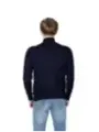 Mann trägt blaues Polohemd und Jeans