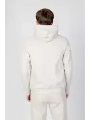 Weißer Kapuzenpullover und Jogginghose