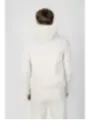 Weißer Kapuzenpullover und Jogginghose