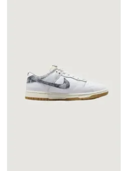 Weiße Nike-Sneaker mit Karomuster