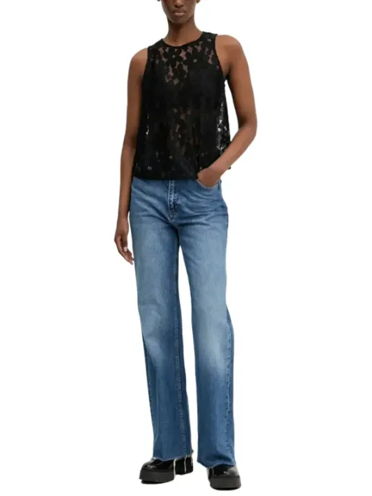 Spitzenoberteil, ausgestellte Jeans, Schuhe