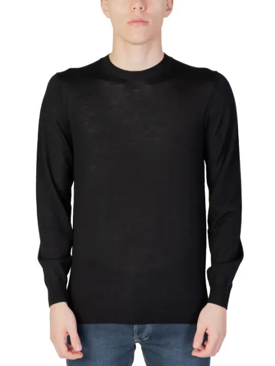 Schwarzes Langarm-Crewneck-T-Shirt mit Jeans