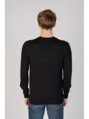 Schwarzes Shirt und Jeans hinten