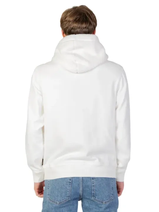 Mann trägt weißes Boss Sweatshirt