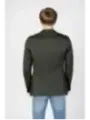 Mann trägt graue Sakkos Jacke