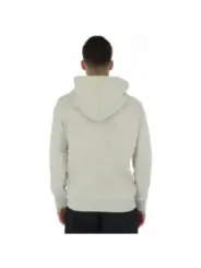 Mann im weißen Superdry Hoodie