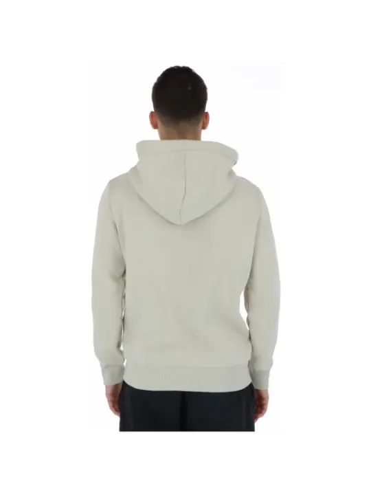 Mann im weißen Superdry Hoodie