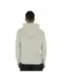 Mann im weißen Superdry Hoodie