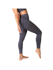 Graue Leggings, sportliche Frau poseiert