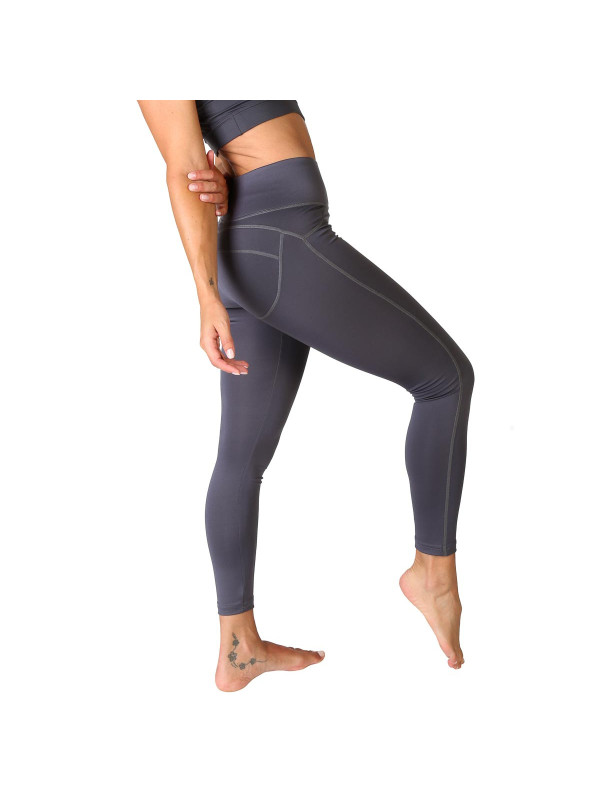 Graue Leggings, sportliche Frau poseiert Graue Leggings, sportliche Frau poseiert
