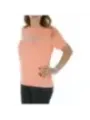 Pink Superdry T-Shirt, Frau trägt
