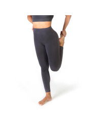 Yoga-Frau trägt graue Leggings