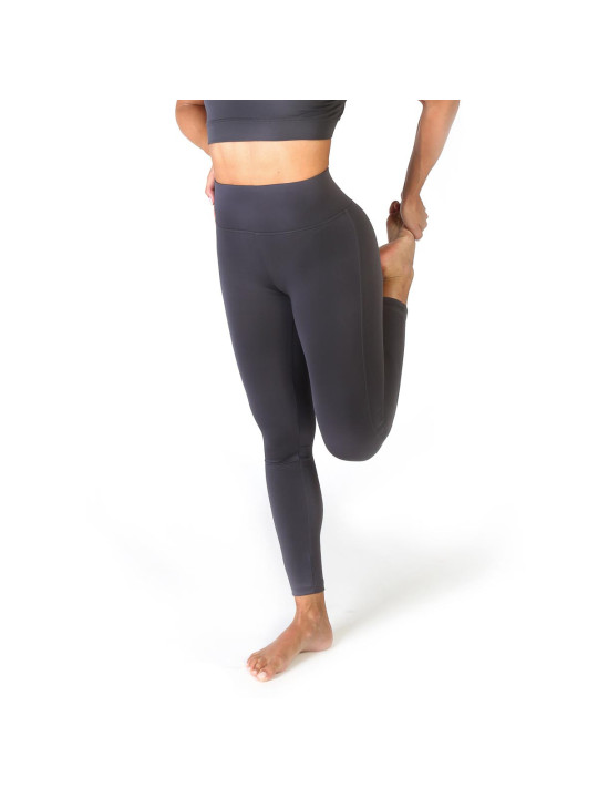 Yoga-Frau trägt graue Leggings