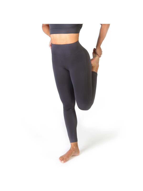 Yoga-Frau trägt graue Leggings Yoga-Frau trägt graue Leggings