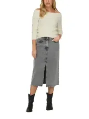 Blondes Model trägt modisches Outfit