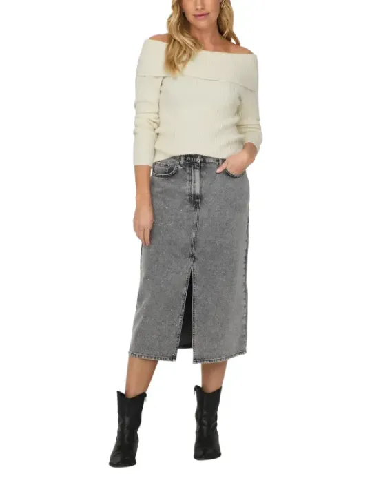 Blondes Model trägt modisches Outfit