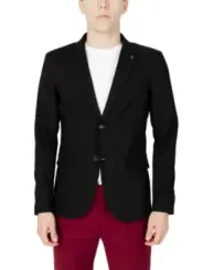 Schwarzes Sakko, roter Hosen-Look