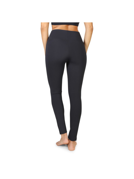 Schwarze Leggings, sportlicher Rückenausschnitt