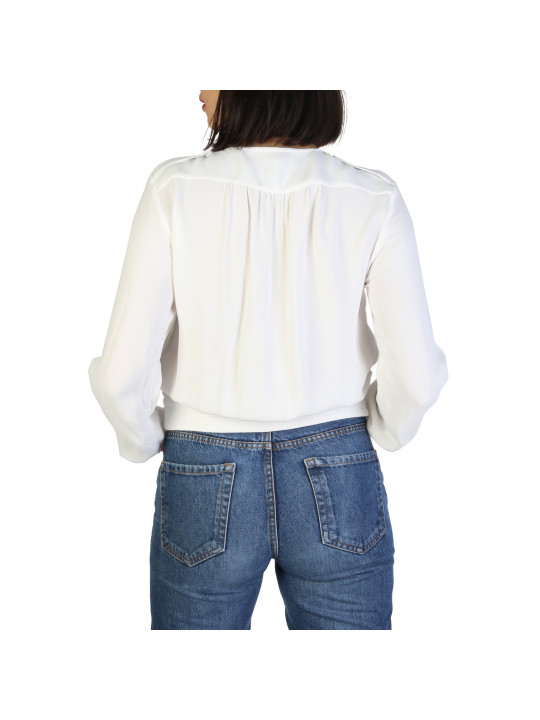 Weiße Bluse mit blauen Jeans