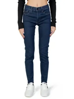 Dunkle Jeans, weißer Sneaker, Calvin Klein