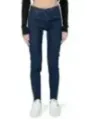 Dunkle Jeans, weißer Sneaker, Calvin Klein