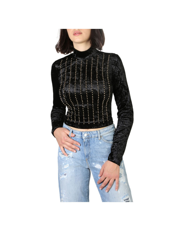 Schwarzer Samt Pullover zerrissene Jeans Schwarzer Samt Pullover zerrissene Jeans