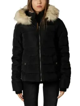 Schwarze Winterjacke mit Kunstpelz.