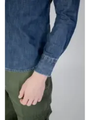 Denimhemd mit grüner Hose