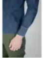 Denimhemd mit grüner Hose