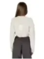 Weißer Pullover und graue Hose