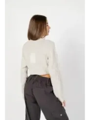 Cargo-Hose mit weißem Pullover
