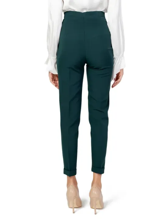 Frau in weißen Bluse und Hose