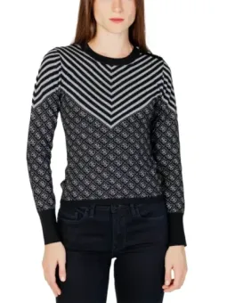 Gemustertes Oberteil, schwarze Hose