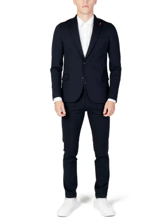 Navy-Wollanzug mit rotem Detail