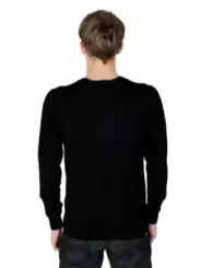 Mann trägt Liu Jo Pullover