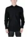 Mann trägt schwarzes Antony Morato Hemd