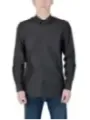 Mann trägt schwarzes Hemd Jeans