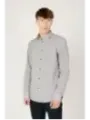 Man trägt ein Armani Exchange Hemd