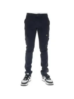 Mann trägt schwarze Cargo-Hose