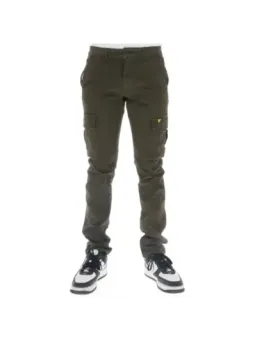 Khaki Cargohose und Nike Sneaker