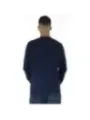 Mann trägt Lyle & Scott Sweatshirt