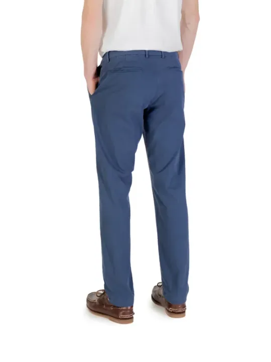 Mann in blauen Hosen steht