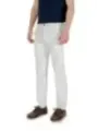 Mann trägt weiße Stoffhosen Schuhe
