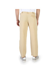 Beige Hose mit grauen Schuhen