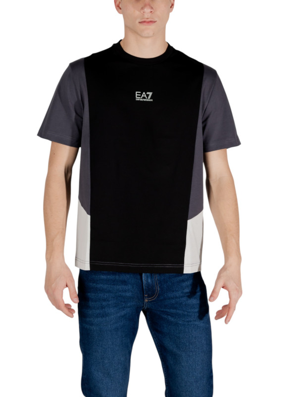 Mann trägt EA7 T-Shirt Jeans Mann trägt EA7 T-Shirt Jeans