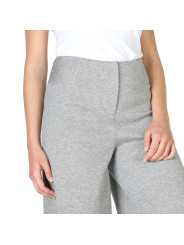 Frau trägt graue Armani-Jeans