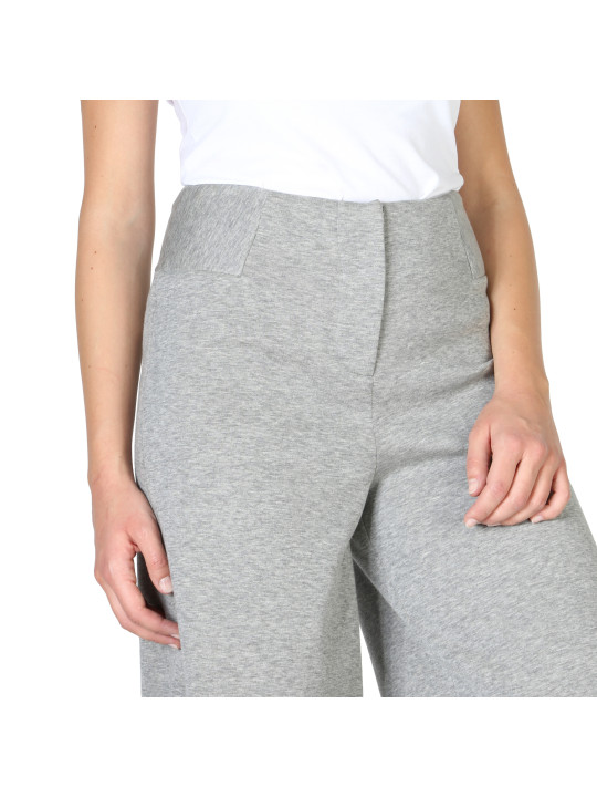 Frau trägt graue Armani-Jeans
