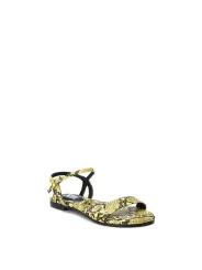 Gelbe Sandalette mit Schlangenmuster.