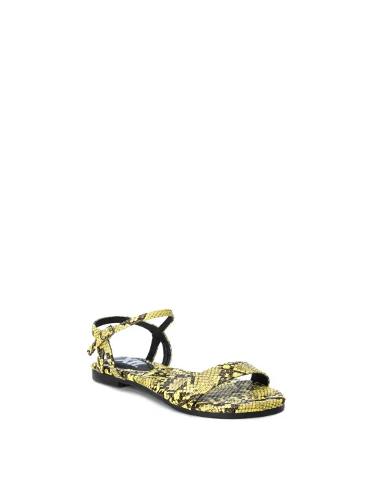 Gelbe Sandalette mit Schlangenmuster.