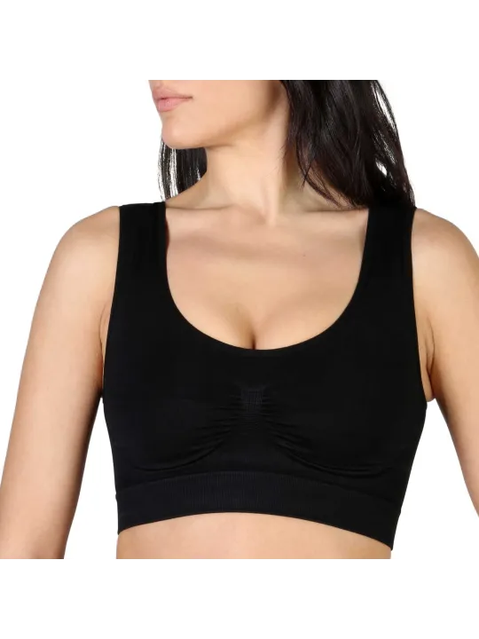 Schwarzer Bodyboo Sport-BH Frau trägt